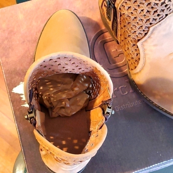 Circle G- Womens Tan Cut Out perforated ankle Boots  Zippers Heel Western Sz.7 - Picture 7 of 9